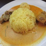 スリランカレストラン キヨミ - 先ずは最初に妻の頼んだスリランカカレーセットのカレーが運ばれて来ました。

１０種類のスパイスとココナッツミルクの効いたこの店自慢のカレーです。