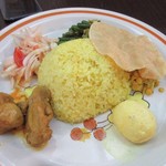 スリランカレストラン キヨミ - キヨミオリジナルディナーはワンプレートに薄いパパダム・チキン・ポテト・オニオンサンポル・インゲン・豆カレーが乗った料理でした。
