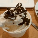 ごちそうキッチン 畑のはる - ソフトクリームにチョコを