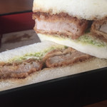 とんかつひなた - ソースが染みてしんなりしたキャベツとの相性が最高！