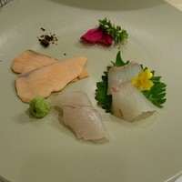 あま屋 - ④お造り「昆布の香り 時鮭ルイベと白身 うに醤油」平目、松川鰈、時鮭ルイベ