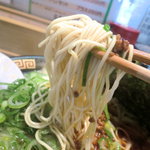 とんこつラーメン 三氣 - 福岡産ラー麦の麺
