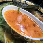 とんこつラーメン 三氣 - ラー油の充満した部分のスープ