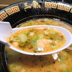 とんこつラーメン 三氣 - 辛子高菜も投入したが、背脂クンもいたんだ(^^;)