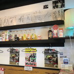 とんこつラーメン 三氣 - アルコール類やサイン