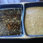 ステーキハウス綱政 - 左「醤油タレ」右「フルーツタレ」