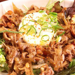 カフェ シオン - 豚肉とお野菜の甘辛丼〜温玉のせ