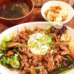 カフェ シオン - 豚肉とお野菜の甘辛丼〜温玉のせ