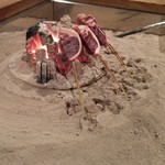 柳家 - 囲炉裏で焼かれる鹿のロース肉