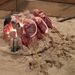 囲炉裏で焼かれる鹿のロース肉