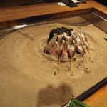 柳家 - 囲炉裏で焼かれるアマゴ