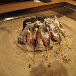 柳家 - 囲炉裏で焼かれるアマゴ