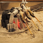 柳家 - 囲炉裏で焼かれるアマゴ