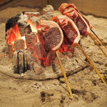 柳家 - 囲炉裏で焼かれる鹿のロース肉
