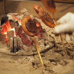柳家 - 囲炉裏で焼かれる鹿のロース肉