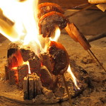 柳家 - 囲炉裏で焼かれる鹿のロース肉