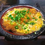 大衆割烹 鳴子 - かつ玉子とじ (650円)