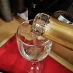 HOTEL SUNROUTE - [ドリンク] 白ワインをグラスに注ぐ ①