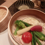 中華風バーニャカウダ。生姜と塩のソースがシンプルなのにめちゃくちゃうまい。