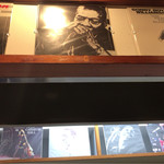 麺屋ブルーズ - レコードジャケットが多数展示されている店内