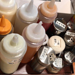 油そば専門店 のせ屋 - 卓上のアイテム