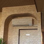 レストラン タキ - 壁紙と同化してるエアコン