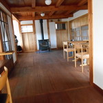 喫茶 ノラネコ - 奥にはストーブ