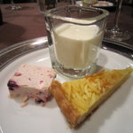 バカリ ダ ポルタ ポルテーゼ - ミックスベリーのアイス、パンナコッタ、パスタを使ったタルト。