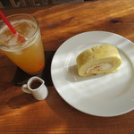 ナチュラルカフェ コンポステラ - 杏ソーダ、ロールケーキ