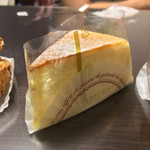 菓子工房グリューネベルク - 焼きチーズスフレ♡