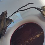 タワーズレストラン クーカーニョ - お皿のふちの葉っぱまで葉脈を表現まで繊細なチョコレート