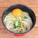 須崎食料品店 - うどん（温・小）＋生卵。200＋30円 