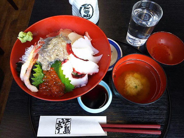 江之島亭 - 海鮮丼（税別1500円・税込1620円） 江の島名物の生しらすを含め、新鮮な魚介類8点盛り♪（生しらす、釜揚げしらす、いくら、まぐろ、かんぱち、たこ、いか、甘海老） 生しらすは生臭さは無くとろっとろ♪