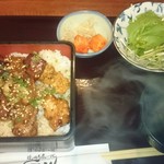 GON - 炭焼ホルモン重、ご飯大盛(税込950円)。