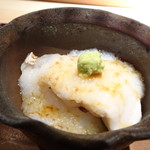 菊鮨 - ◆鰆の蒸し鮨 身の厚い美味しい鰆の上に自然薯がかけらています。優しい味わいですね。