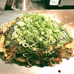 お好み焼き 蝦蟇  - お好み焼大判サイズです。（2017.9 byジプシーくん）