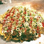Okonomiyaki Gama - 一味とマヨネーズをかけて食べます。（2017.9 byジプシーくん）