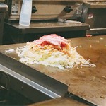 Okonomiyaki Gama - お好み焼を焼いているところです。（2017.9 byジプシーくん）