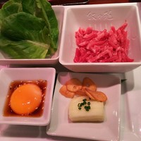 游玄亭 ホテルニューオータニ大阪店 - ユッケ。自分で、まぜまぜ。