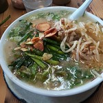 ふくちゃんラーメン - 薬味のニラ、モヤシ、揚げニンニクたっぷり。