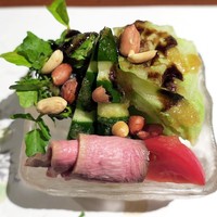 金舌 白金 - 牛舌ローストと燻製ナッツのサラダ