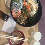 Eat it! - シラスゴマだれサーモン丼