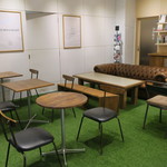 トリプル アール - 大きなガラスとグリーンの床で屋外のような開放感を感じる店2