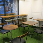 トリプル アール - 大きなガラスとグリーンの床で屋外のような開放感を感じる店1