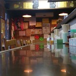 ラッキー飯店 - カウンター席の様子