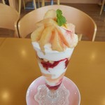 中条たまご直売店 - 桃のパフェ