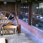 喫茶　山小屋 - 大きな窓にそった席が四席あります。