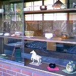 喫茶　山小屋 - 陶器を飾った飾り棚が二つあります。