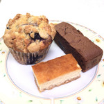 サンセット クッキーズ ジャスミン - ブルーベリーマフィン 180円(税込)
      ガトーショコラ 180円(税込)
      チーズケーキ 180円(税込)