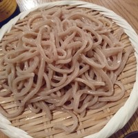 自家製粉石臼挽きうどん 青空blue 本店 - 粗挽きうどんは関東の武蔵野うどんみたいなルックス。いや、それ以上にワイルド^^;